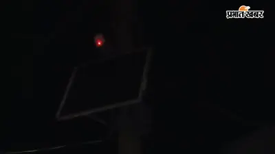 टेढ़ागाछ में सोलर स्ट्रीट लाइट योजना पर सवाल, एक महीने में बुझी रोशनी, ग्रामीणों का फूटा गुस्सा