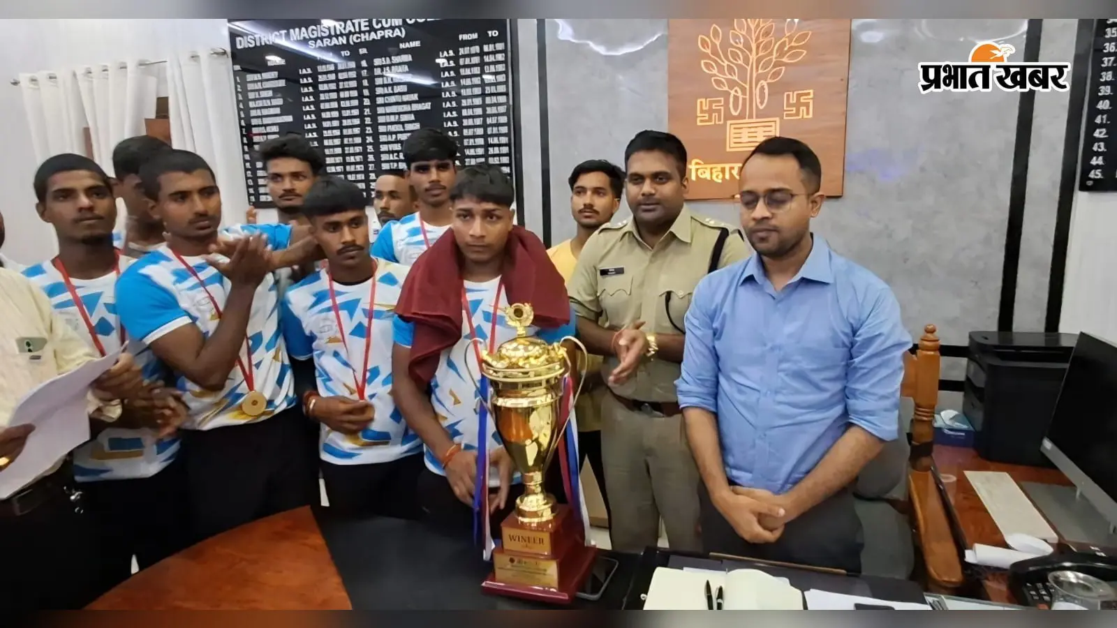 जूनियर राज्य कबड्डी प्रतियोगिता में चैंपियन बनी सारण टीम को डीएम ने किया सम्मानित