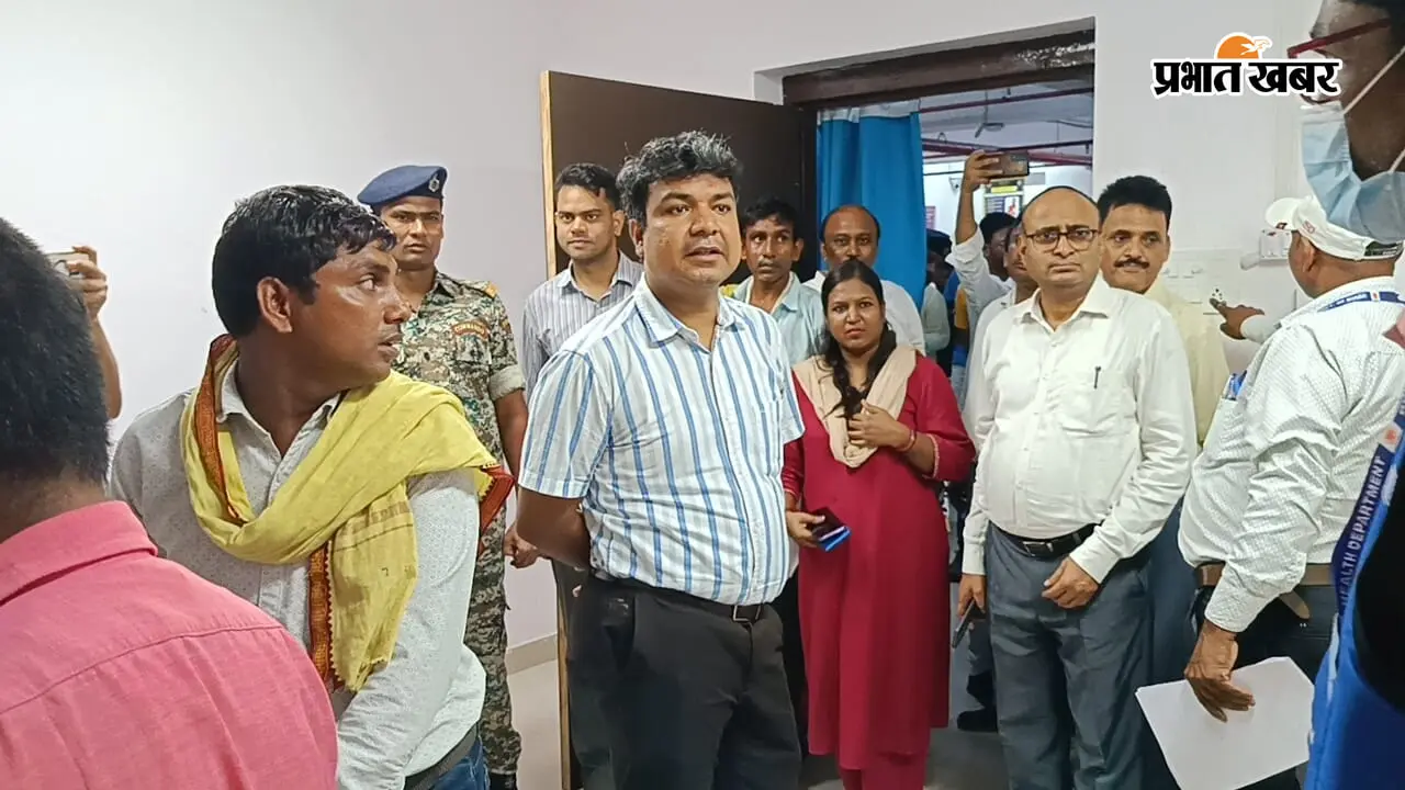 रोहतास: नोखा सीएचसी का DM ने किया औचक निरीक्षण, स्वास्थ्य सेवाओं और दवा उपलब्धता का लिया जायजा
