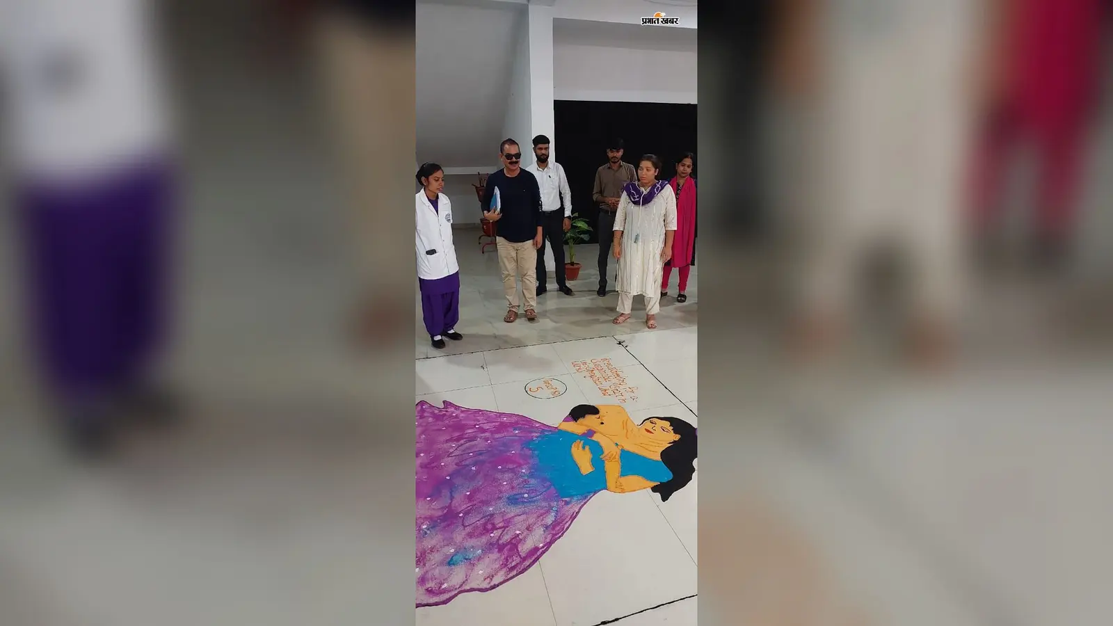 रंगोली के जरिए स्तनपान के महत्व का दिया संदेश