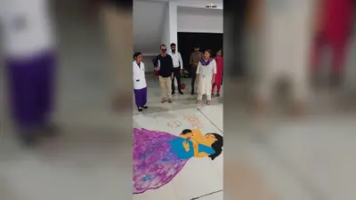 रंगोली के जरिए स्तनपान के महत्व का दिया संदेश