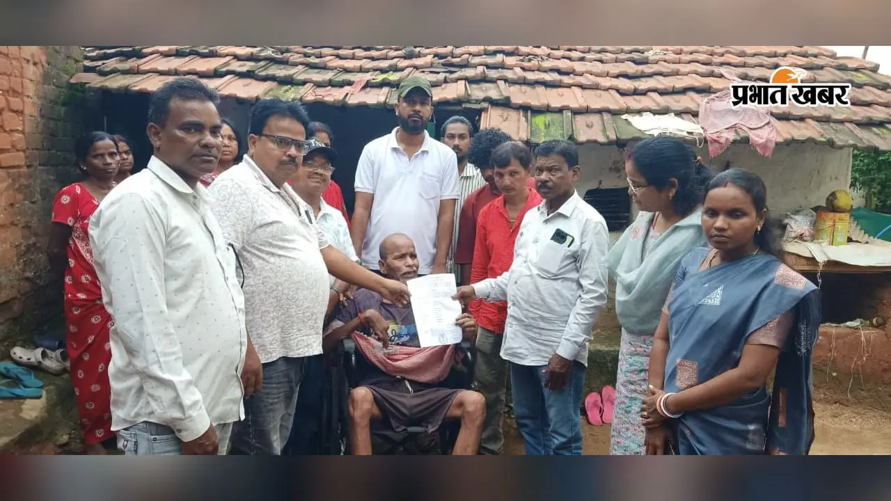 चार साल से बिस्तर पर पड़े दिव्यांग गुरुपद को मिली व्हीलचेयर, विवेकानंद भत्ता का स्वीकृति पत्र भी सौंपा