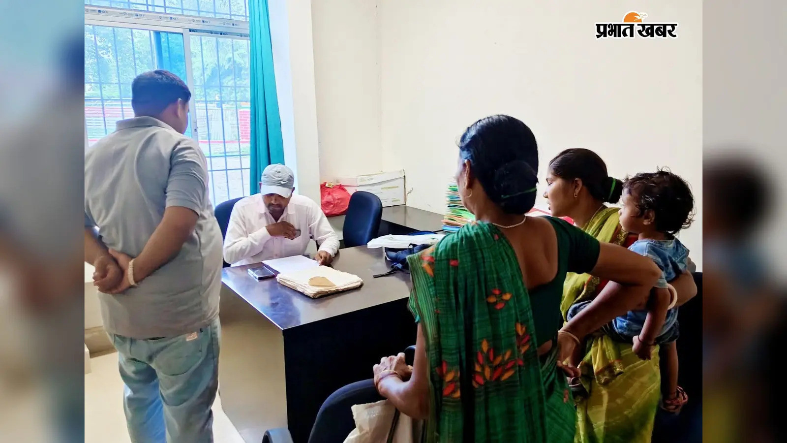 कटोरिया अंचल में लंबे समय से तैनात राजस्व कर्मचारी पर उठे सवाल, तबादला सूची से नाम गायब होने पर चर्चा तेज