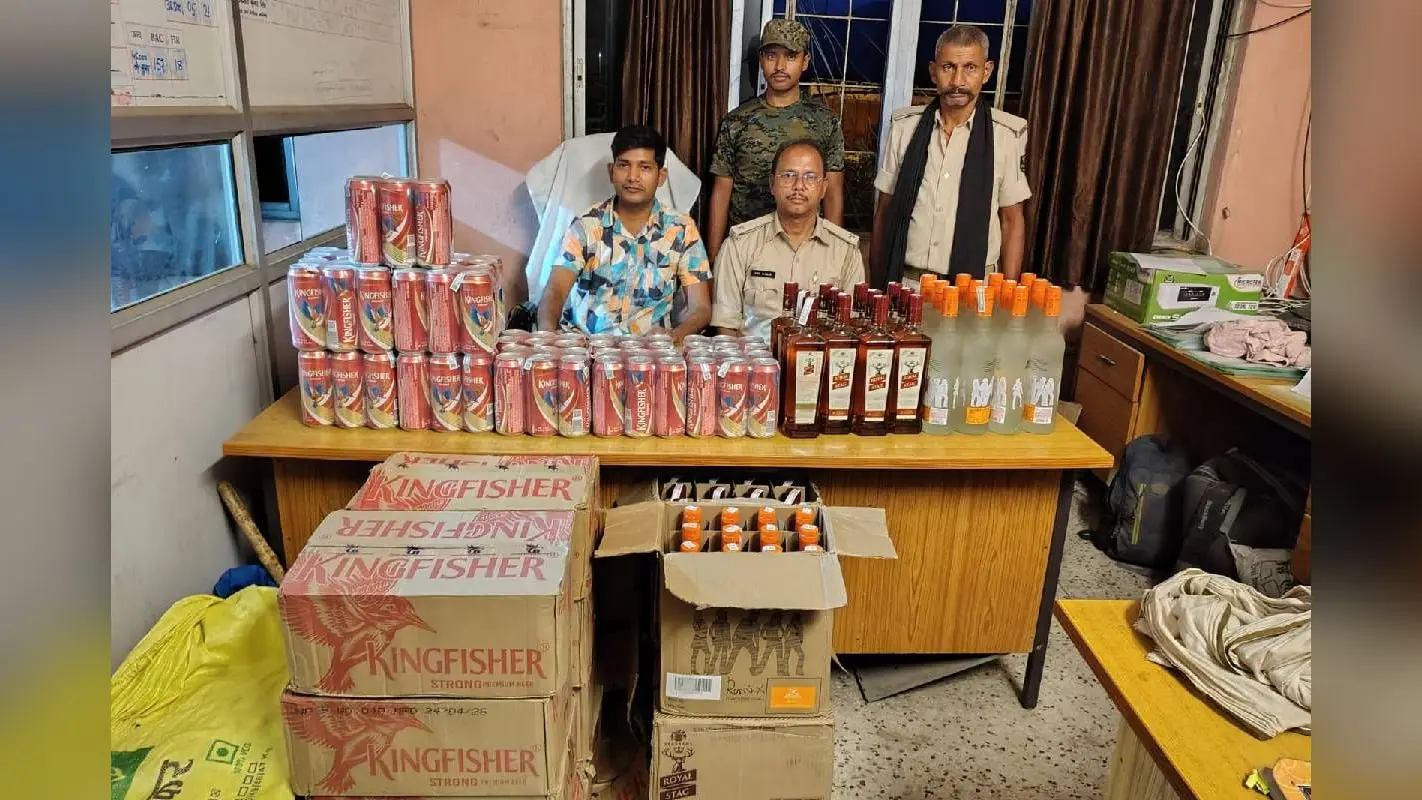 बेतिया में पुलिस का विशेष अभियान, 15 अभियुक्त गिरफ्तार और भारी मात्रा में शराब-गांजा बरामद
