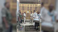 फरार आरोपी के घर पुलिस ने चिपकाया इश्तेहार, गिरफ्तारी के लिए छापेमारी जारी
