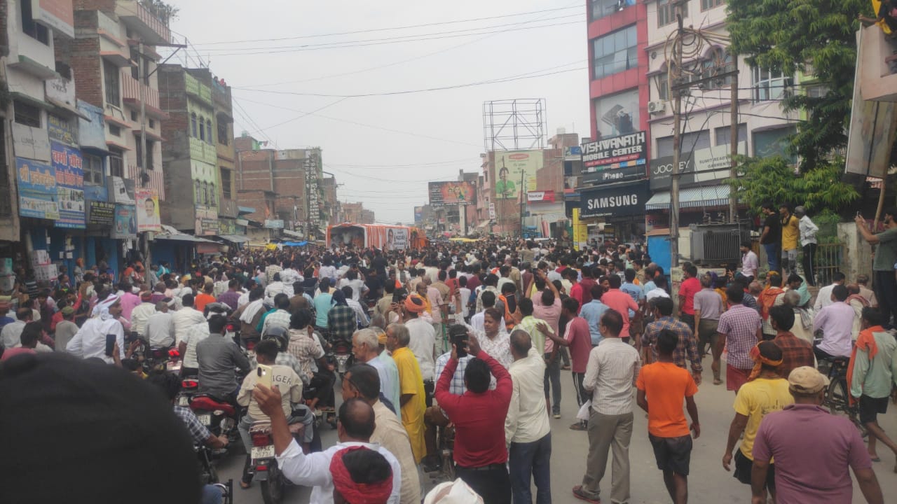 रसड़ा विधायक का शव यात्रा में शामिल लोग