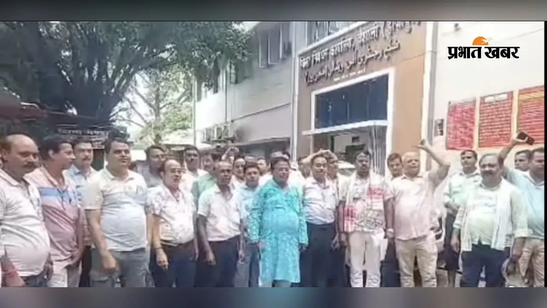 पेपरलेस रजिस्ट्री के विरोध में कातिबों का कार्य बहिष्कार, हाजीपुर समेत तीन निबंधन कार्यालयों में नहीं हुई एक भी रजिस्ट्री