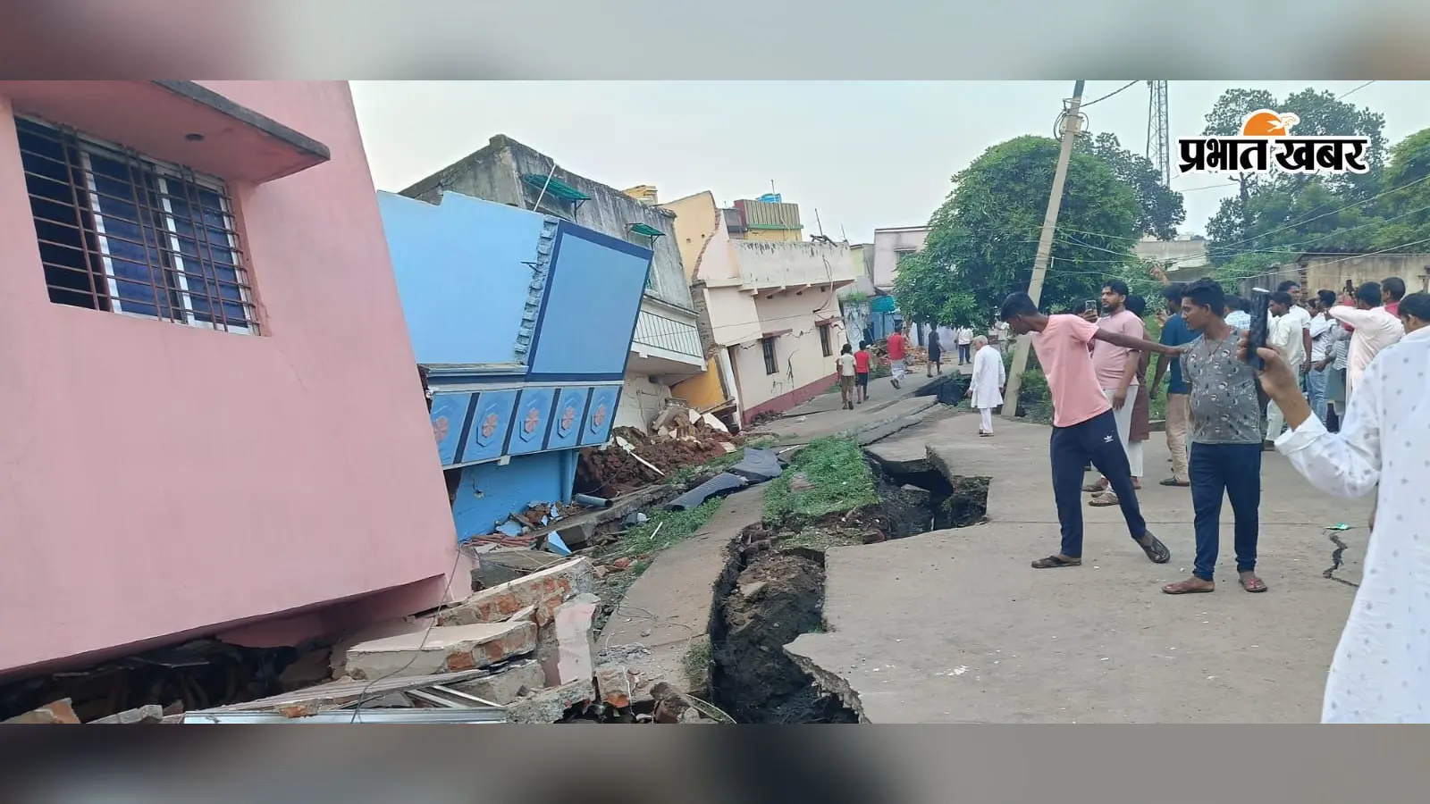 धनबाद के छाताबाद में जोरदार भू-धंसान, 10-15 घर जमींदोज; कई लोग दबे, इलाके में मचा हड़कंप