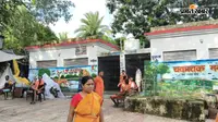 मंदार पर्वत पर सावन में बदहाल व्यवस्थाएं, बंद शौचालयों से श्रद्धालु खुले में जाने को मजबूर