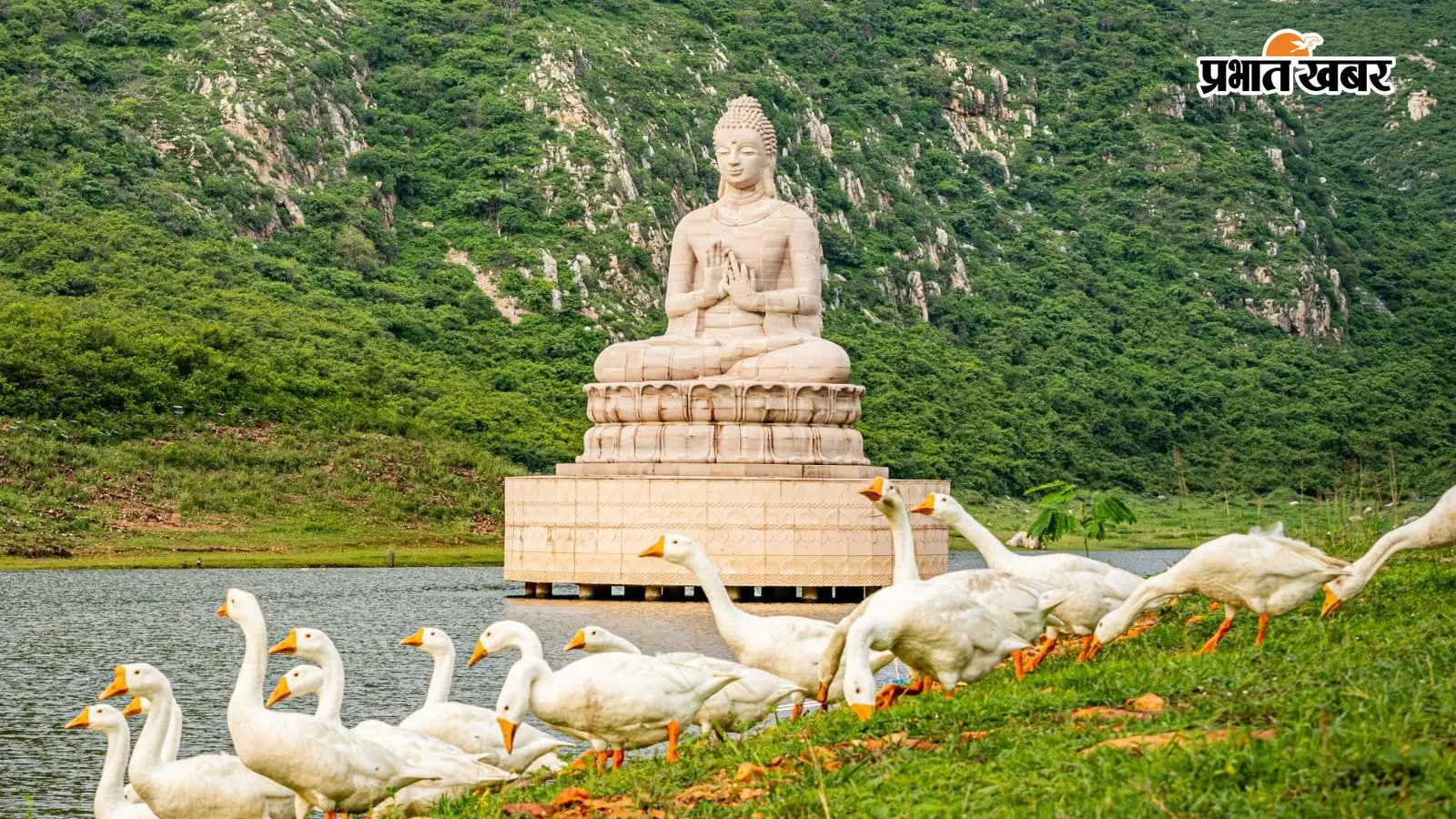 राजगीर की मनमोहक यात्रा करें, जहाँ प्रकृति की गोद में बुद्ध की शांति और समृद्ध बौद्ध संस्कृति का अनुभव करें। विशाल बुद्ध प्रतिमा और भव्य स्तूपों की सुंदरता देखें।