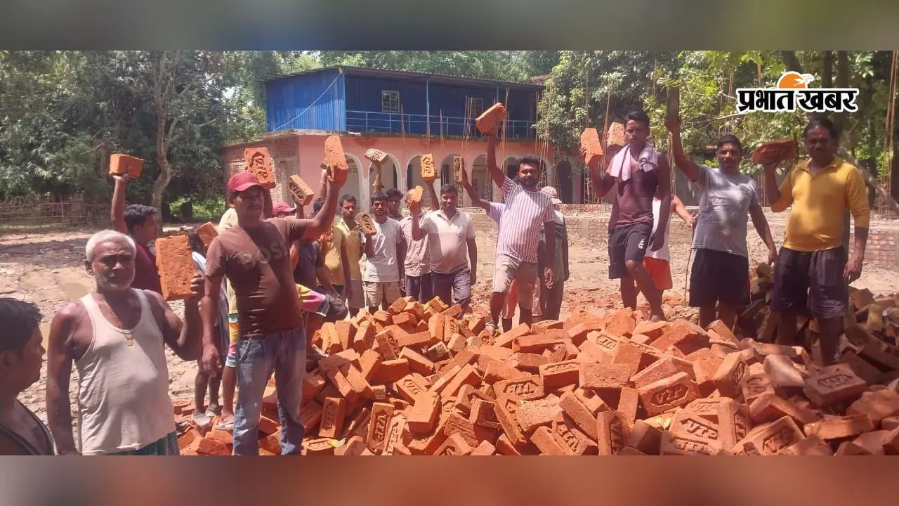 प्लस टू स्कूल बारुदह में घटिया निर्माण को लेकर ग्रामीणों का फूटा गुस्सा, JE ने काम रोकने का दिया आदेश