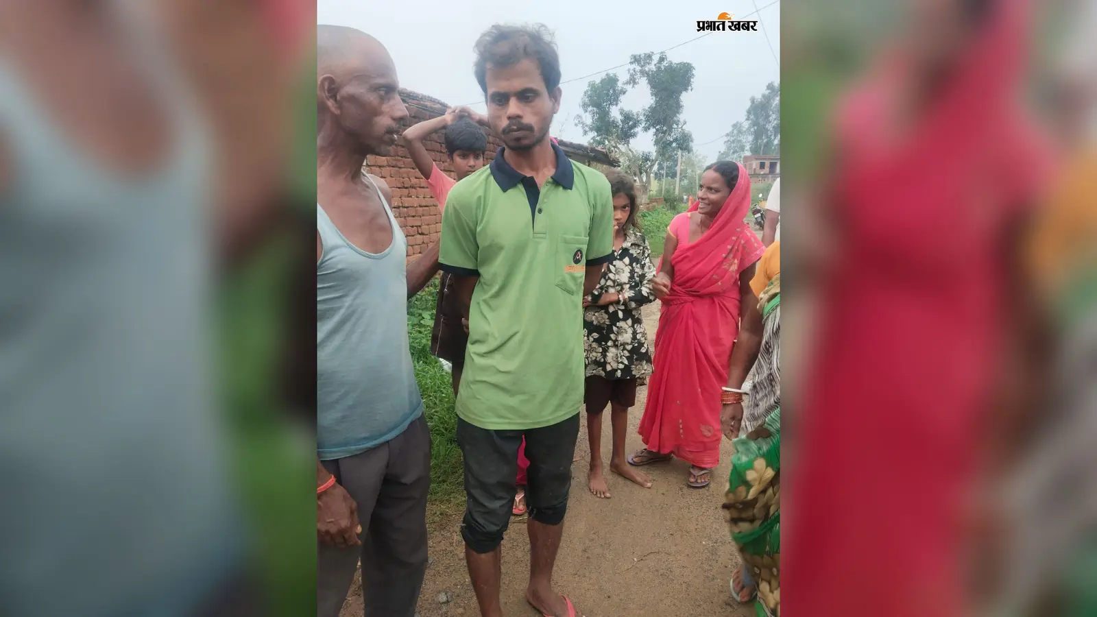 मोबाइल चोरी के आरोप में युवक पकड़ाया, ग्रामीणों ने पुलिस को सौंपा