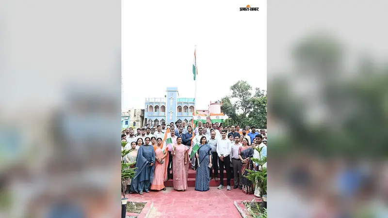 हर घर तिरंगा अभियान के तहत बक्सर समाहरणालय में गूंजा राष्ट्रगान, DM ने दिलाया देशभक्ति का संदेश