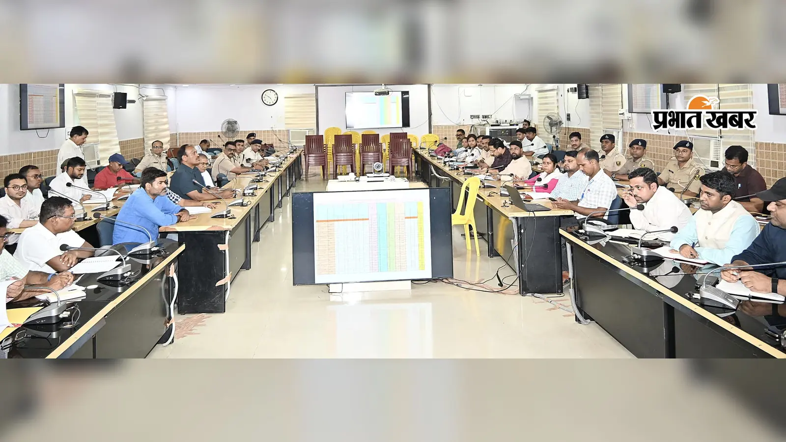 नीलाम पत्र वादों के निपटारे में तेजी लाएं, बड़े बकायेदारों पर कुर्की-जब्ती की कार्रवाई करें- बक्सर DM