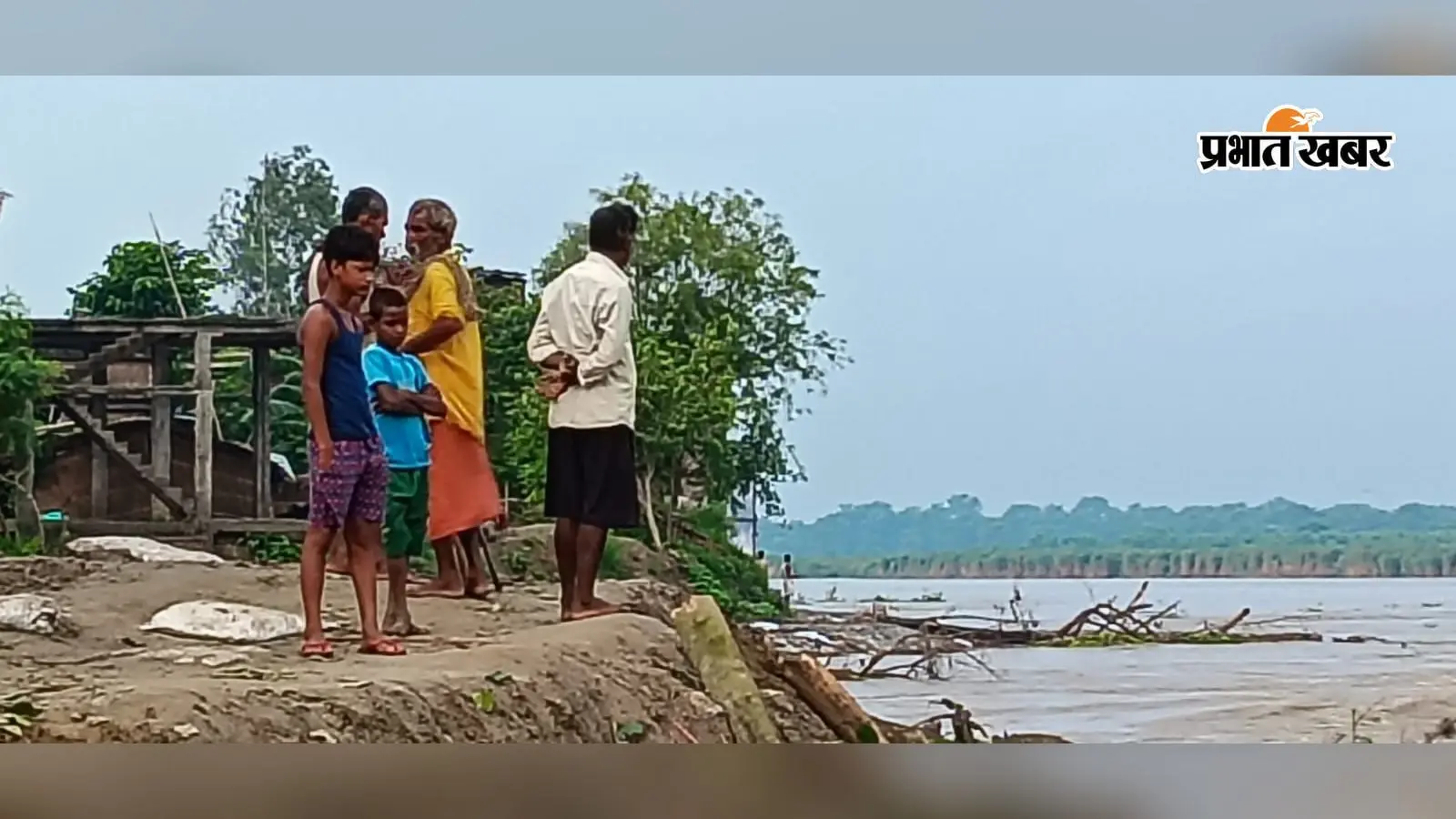बागमती का कटाव रोकने के लिए बोरे में मिट्टी भरकर हो रही मरम्मत, पुनर्वास की मांग