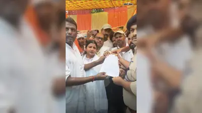 बक्सर: इटाढ़ी रेल गोमटी खोलने की मांग पर ट्रैक पर उतरे आंदोलनकारी, आधे घंटे बाधित रहा ट्रेनों का परिचालन