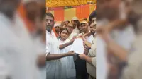 बक्सर: इटाढ़ी रेल गोमटी खोलने की मांग पर ट्रैक पर उतरे आंदोलनकारी, आधे घंटे बाधित रहा ट्रेनों का परिचालन