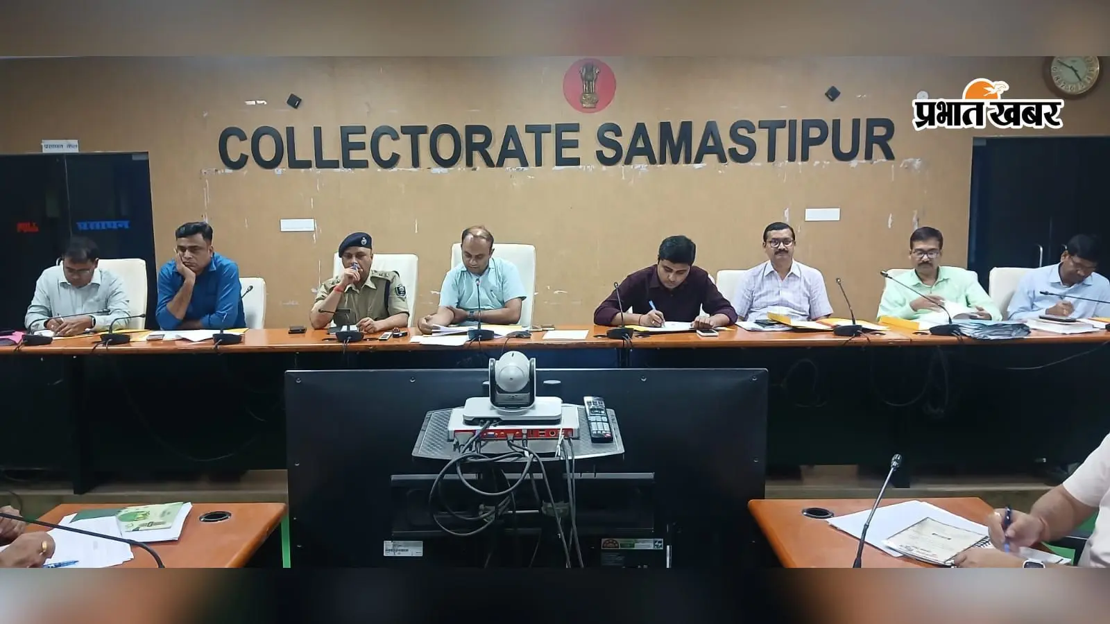 समस्तीपुर में डीएम का जन संवाद, लोगों की समस्याएं सुनीं, अधिकारियों को समयबद्ध समाधान का निर्देश