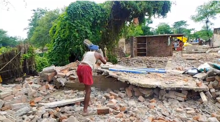 घर तोड़ते हुुए बुजुुर्ग
