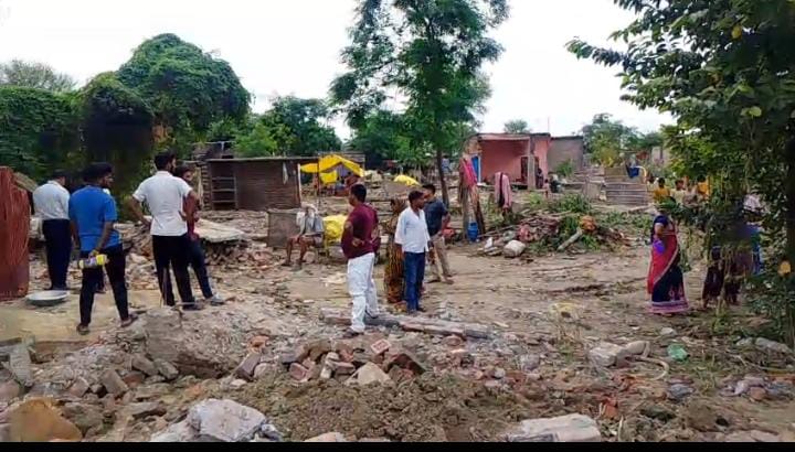 घर की ईंट ले जाते पीड़ित