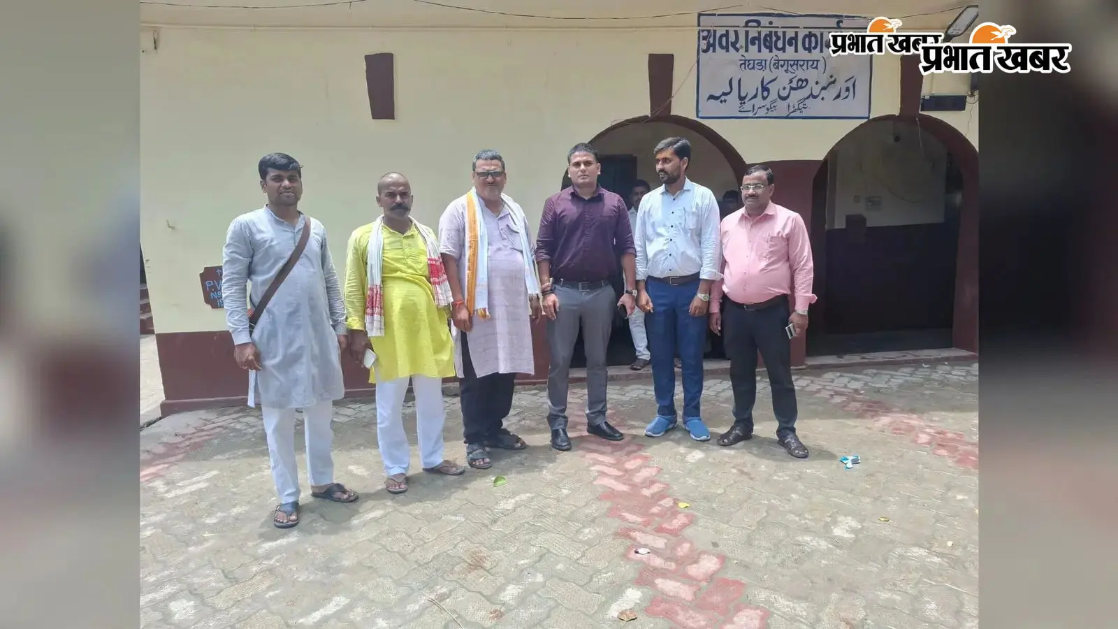 महेशपुर उच्च माध्यमिक विद्यालय भवन निर्माण के लिए समाजसेवी ने दान की 19 कट्ठा एक धुर जमीन