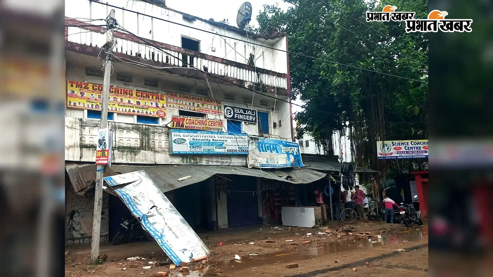 बछवाड़ा बाजार में जर्जर भवन का छज्जा गिरा, बड़ा हादसा टला