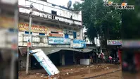 बछवाड़ा बाजार में जर्जर भवन का छज्जा गिरा, बड़ा हादसा टला