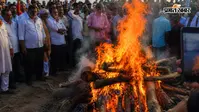 जब चिता को दी गई मुखाग्नि, सिसक उठा पूर्वांचल, जनसैलाब ने कहा—आज अपना नेता बिछड़ गया
