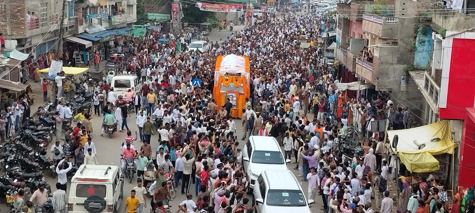 अंतिम यात्रा में उमड़ा जनसैलाब