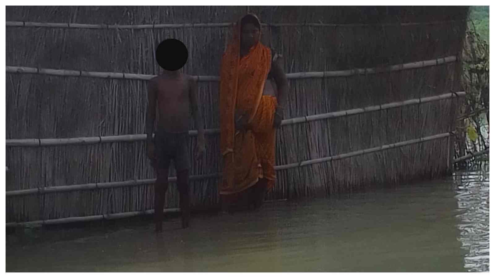 घरों के आँगन तक पहुँचा पानी, बेबस दिखे ग्रामीण