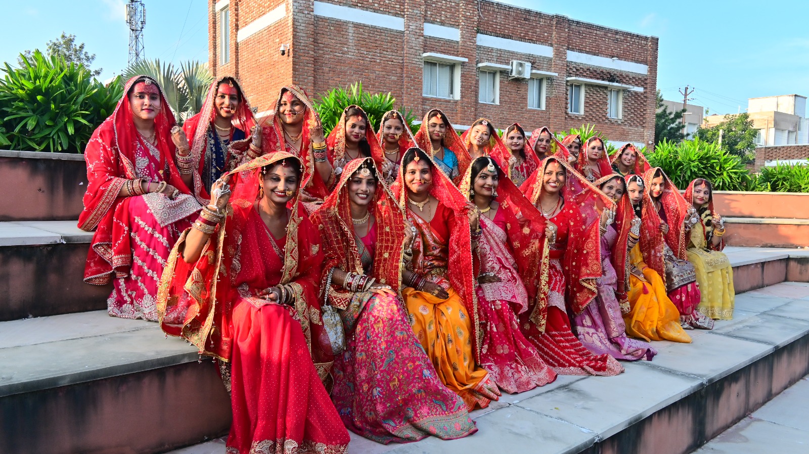 मधुश्रावणी के रंग में रंगी प्रतिभागियों की मुस्कान