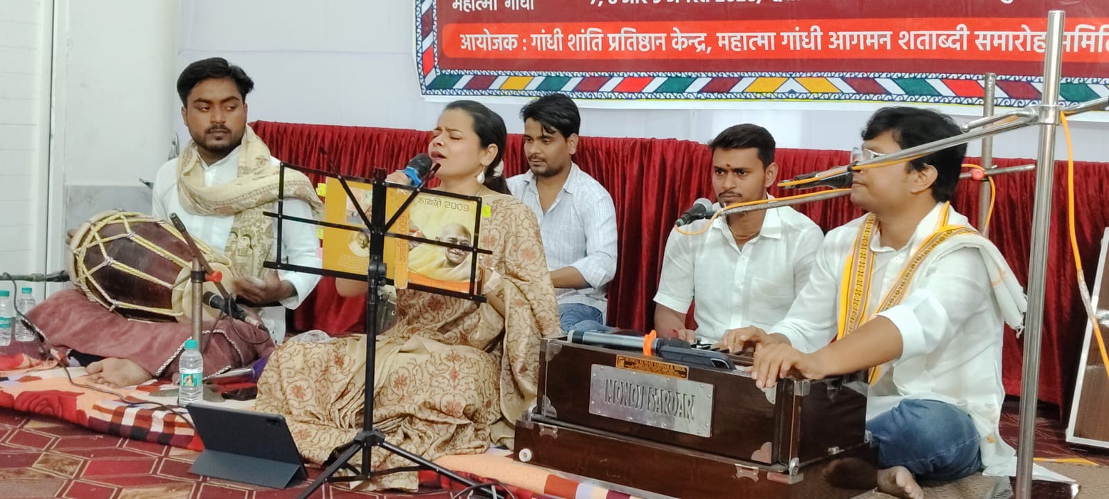 श्वेतांबर धर्मशाला में गांधी के भजन प्रस्तुत करतीं चंदन तिवारी