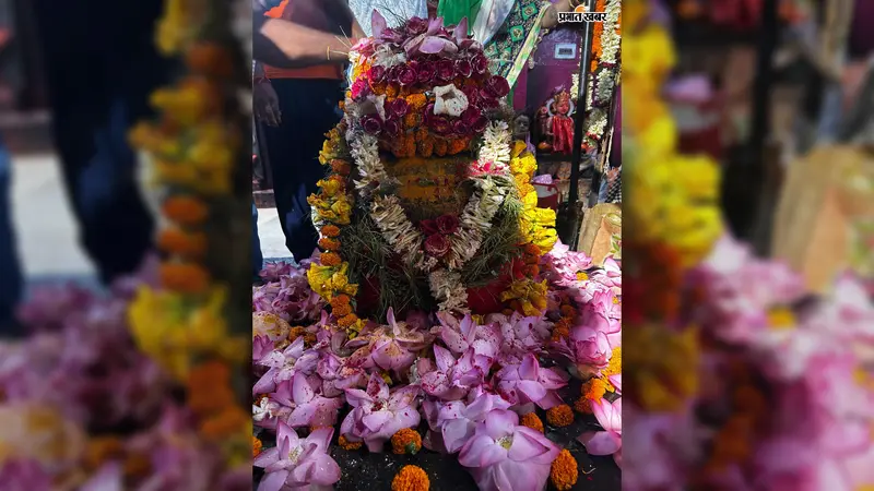 श्रावण दशमी पर शिवभक्ति में डूबा बेतिया, मनोकामना शिव मंदिर में हुआ भव्य श्रृंगार