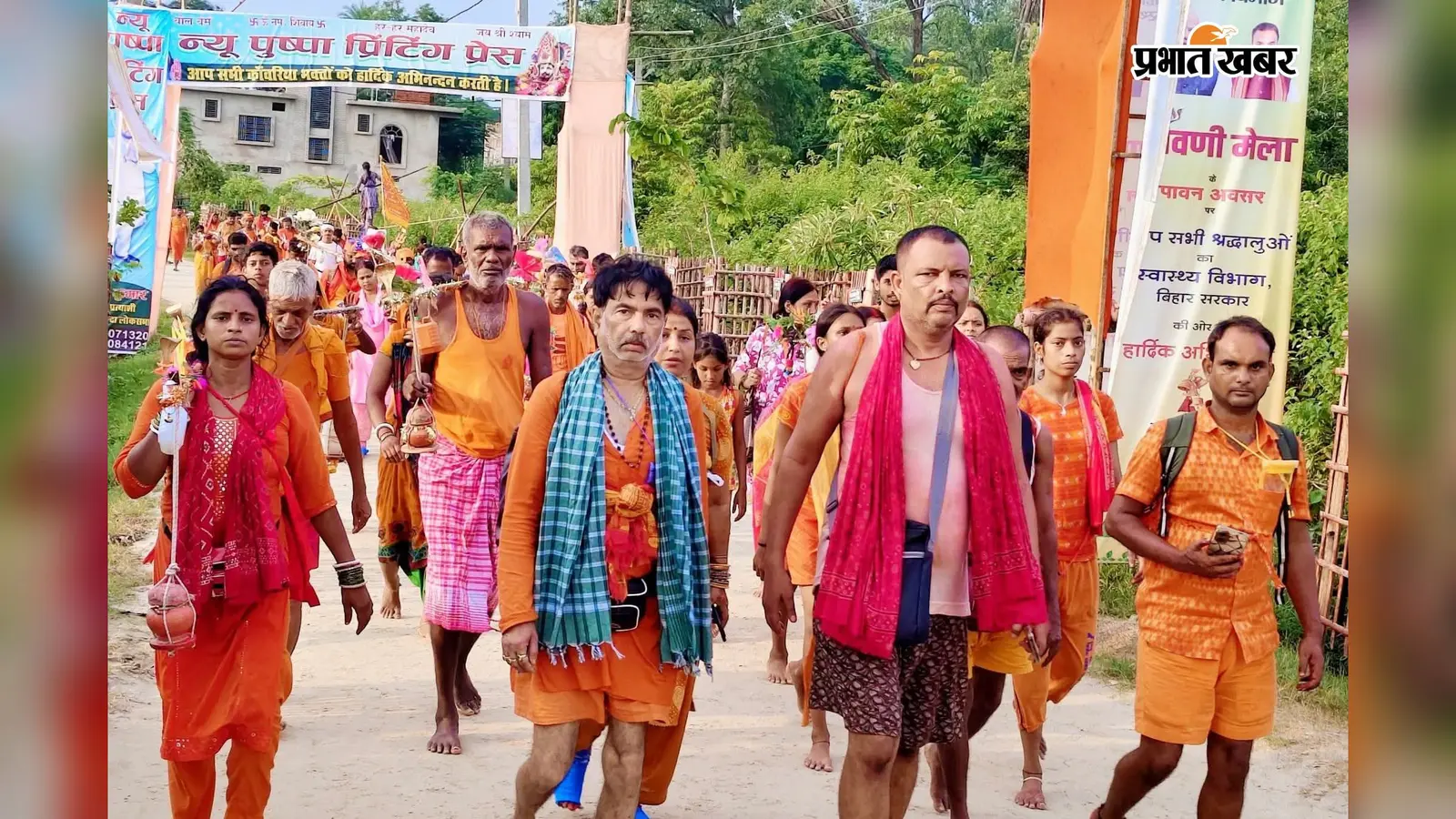 गंगाजल की बूंदों से पवित्र हो रही 105 किमी कांवरिया पथ की डगर, आस्था के रंग में रंगा बाबाधाम मार्ग