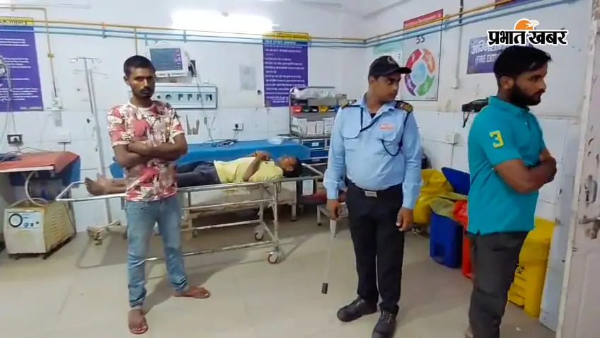 सड़क पर बिखरे बालू के कारण अनियंत्रित होकर पलटी बाइक, युवक गंभीर रूप से घायल; सदर अस्पताल में भर्ती