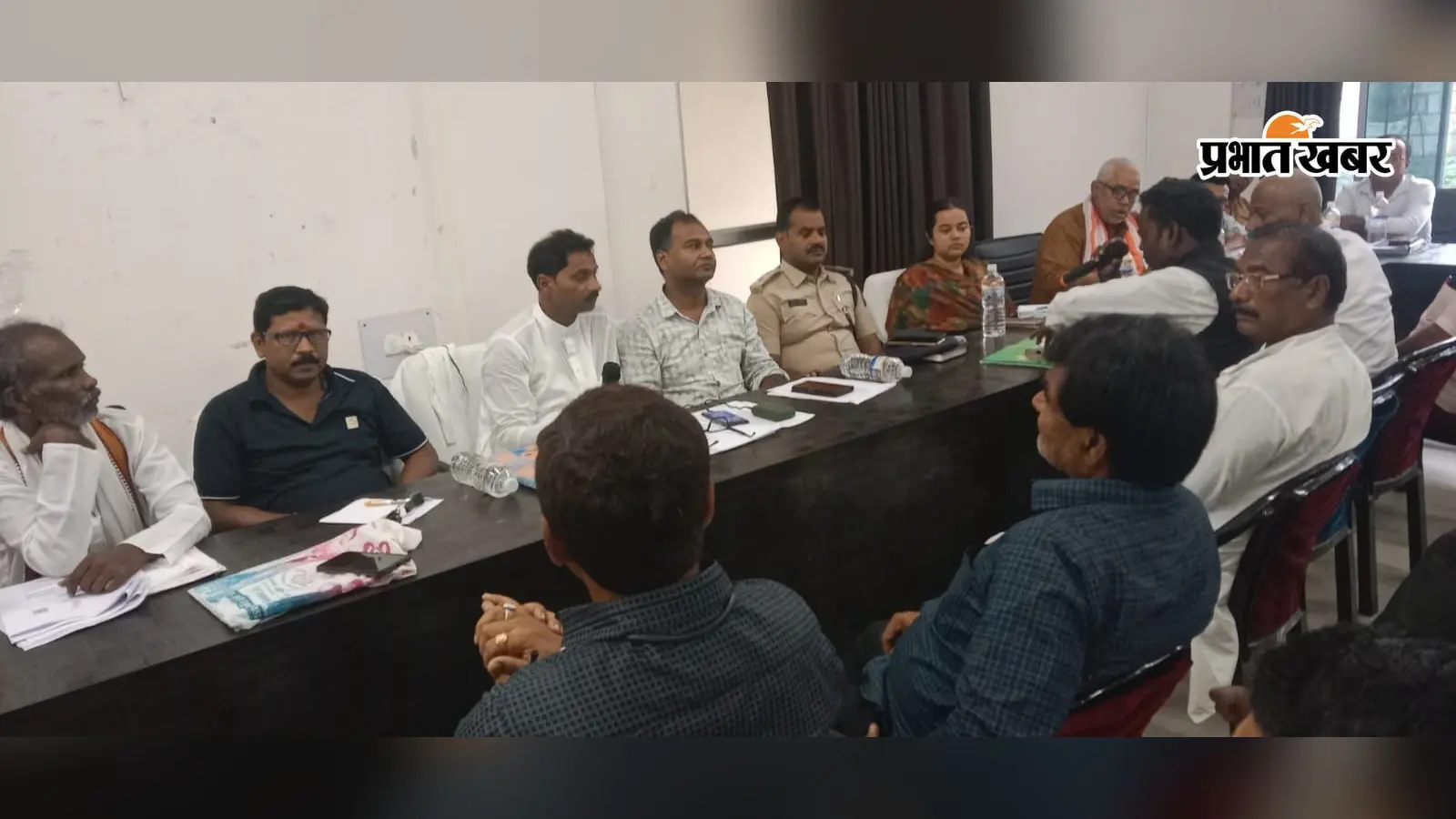 बीस सूत्री बैठक में जनसमस्याओं पर की चर्चा, अधिकारियों को शीघ्र समाधान का निर्देश