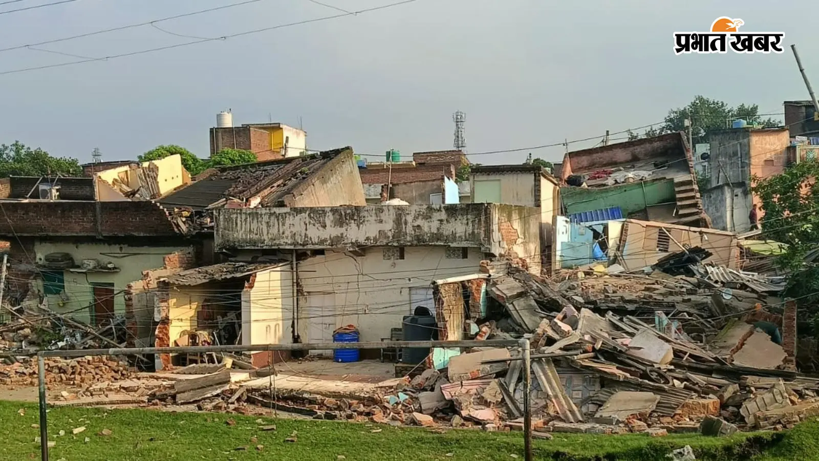 धनबाद के कतरास में छाताबाद फुटबॉल मैदान के पास अचानक हुए भू-धंसान से हाहाकार मच गया. इस हादसे में आधा दर्जन से अधिक घर जमीन में समा गए और स्थानीय सड़क भी धंस गई. लोग दहशत में हैं.