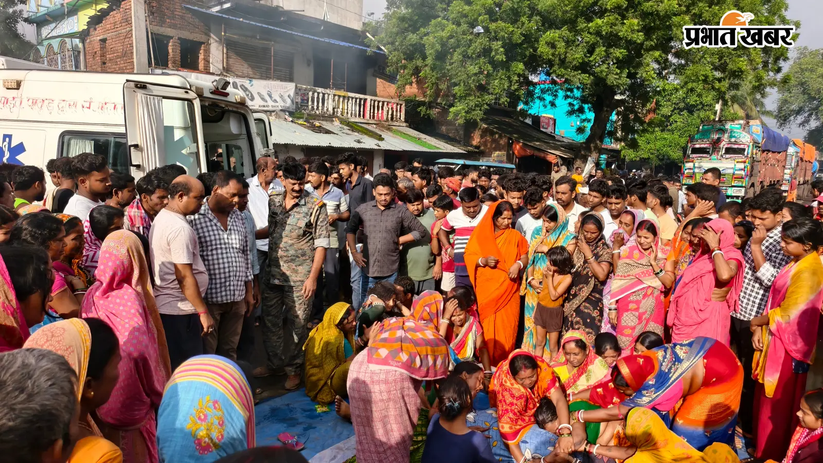 अज्ञात वाहन की चपेट में आने से बाइक सवार युवक की मौत, ग्रामीणों ने किया सड़क जाम