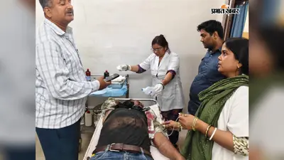 पिकअप वैन के धक्के से बाइक सवार घायल