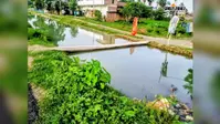 सीवान : नहर में पानी बढ़ते ही नवलपुर बस्ती पर आफत, घरों में घुसने लगता है पानी, ग्रामीणों ने बनाया मिट्टी का बांध