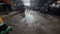 दो दिनों की बारिश से प्रखंड मुख्यालय की सड़कें बनीं तालाब, कीचड़ और अतिक्रमण से राहगीर परेशान