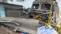 कोडरमा में अनियंत्रित ट्रक ने दूसरे ट्रक को मारी टक्कर, दो दुकानों को किया ध्वस्त