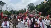 गोरखपुर में सपा का सरकार के खिलाफ प्रदर्शन, काली पट्टी बांधकर कार्यकर्ताओं ने निकाला पैदल मार्च