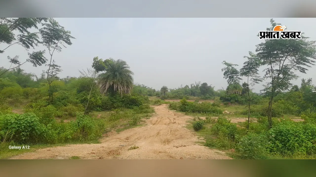 आजादी के दशकों बाद भी बुनियादी सुविधाओं को तरस रहा लख्मीडीह गांव, पगडंडी के सहारे आवागमन को मजबूर ग्रामीण