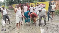जर्जर सड़क से परेशान ग्रामीणों का अनोखा विरोध, सड़क पर धान रोपकर और खाद डालकर जताया आक्रोश