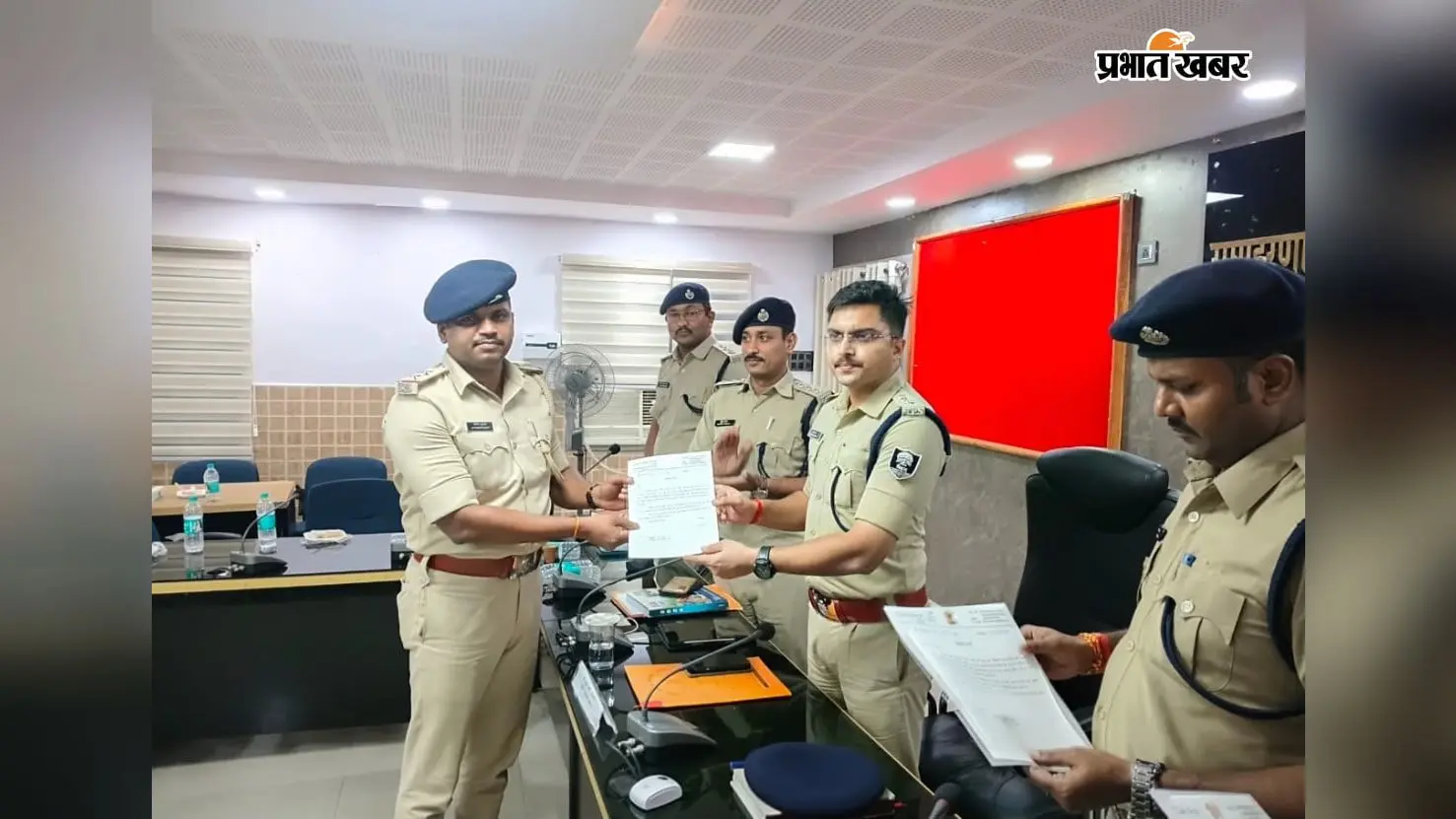 490 ग्राम ब्राउन शुगर बरामदगी में बेहतर कार्रवाई, नया भोजपुर थानाध्यक्ष चंदन कुमार सम्मानित