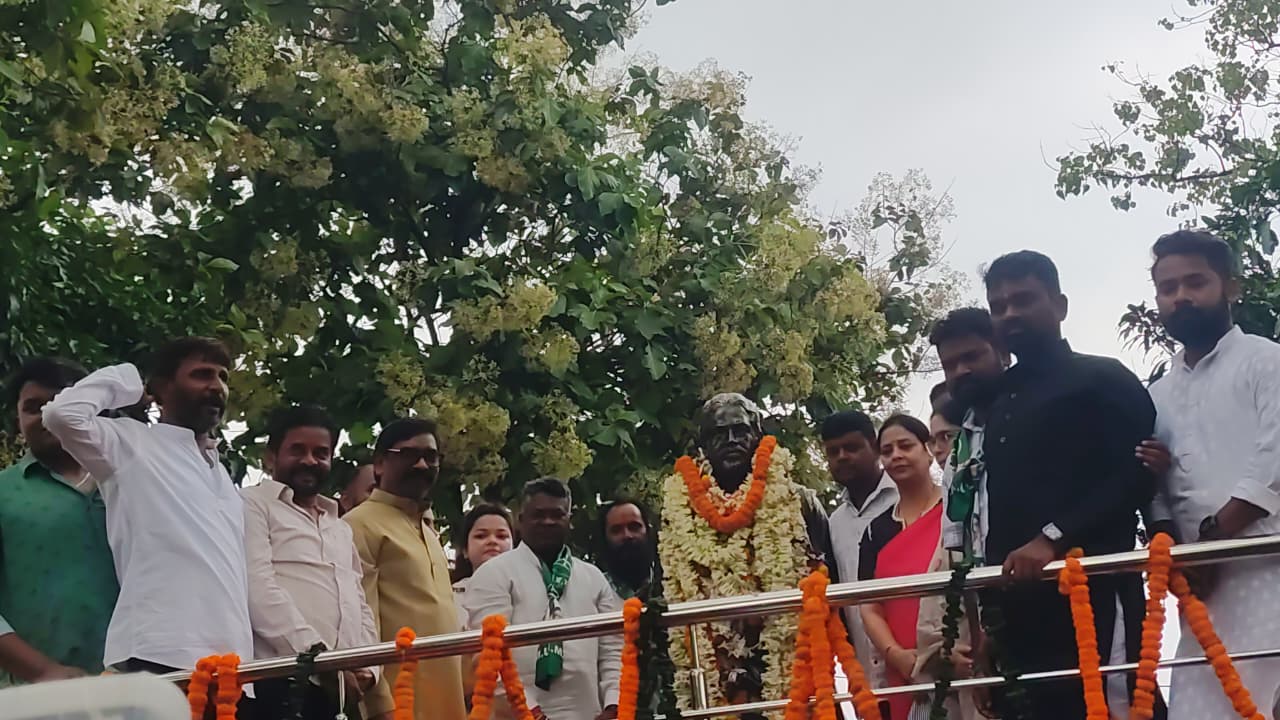 शहीद निर्मल महतो को पुष्प अर्पित करते सीएम.