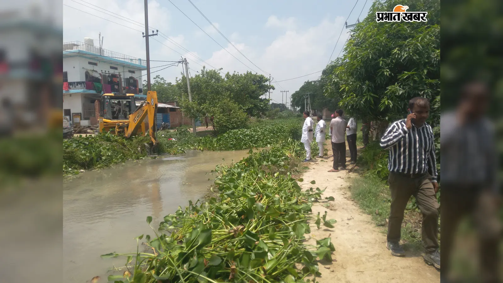 कैमूर: कुल्हड़िया माइनर में जलकुंभी बनी सिंचाई की बाधा, रामगढ़ विधायक ने जेसीबी लगाकर शुरू कराया सफाई अभियान