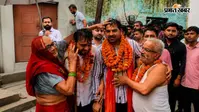 पप्पू यादव पर जूता फेंकने वाला बना गांव का ‘हीरो’, Video Viral खुली जीप से निकला जुलूस