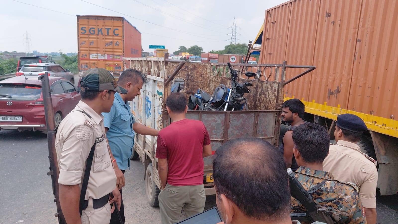 हादसे के बाद बाइक को दूसरे वाहन से लेकर जाते हुए पुलिसकर्मी। फोटो- प्रभात खबर।